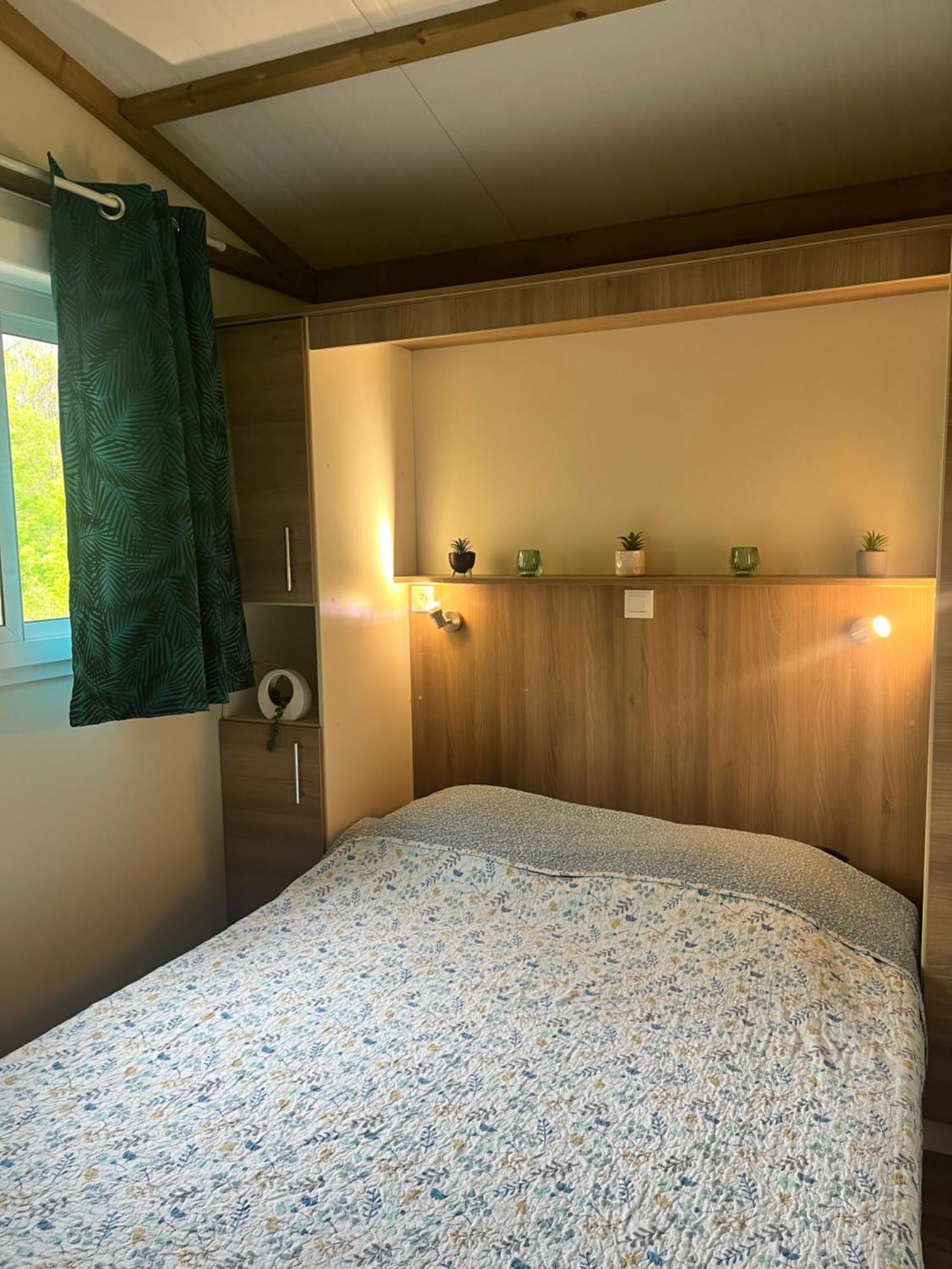 Village De Chalets Et Camping La Pierre De L'Aigle La Bréole Esterno foto